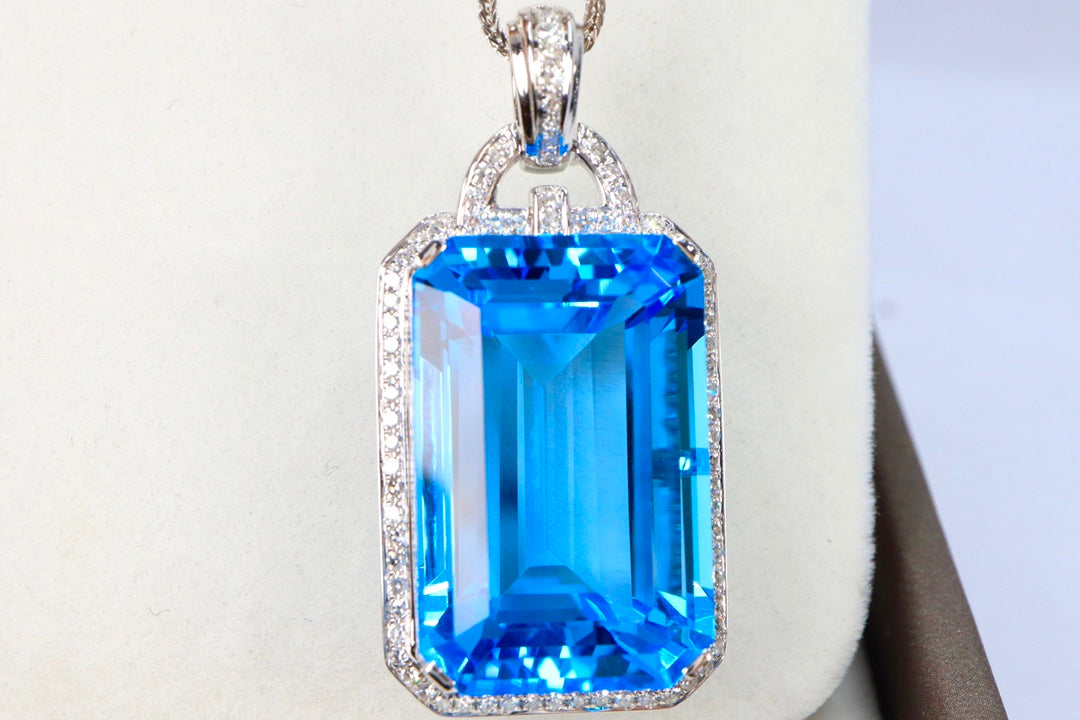 Exquisite 18K Gold and Diamond Natural Swiss Blue Topaz Pendant Jewelry