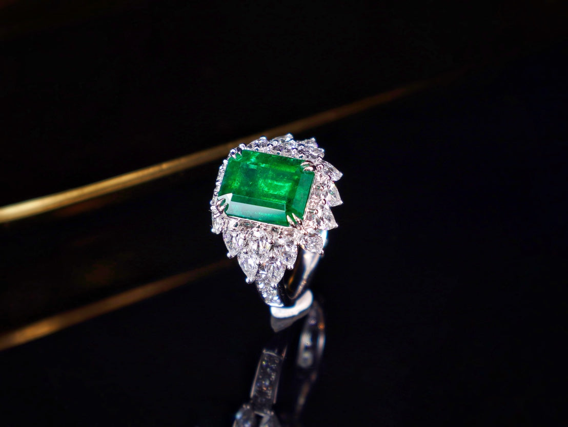 Emerald Ring - Luxurious Jewelry Piece with Guild Certificate