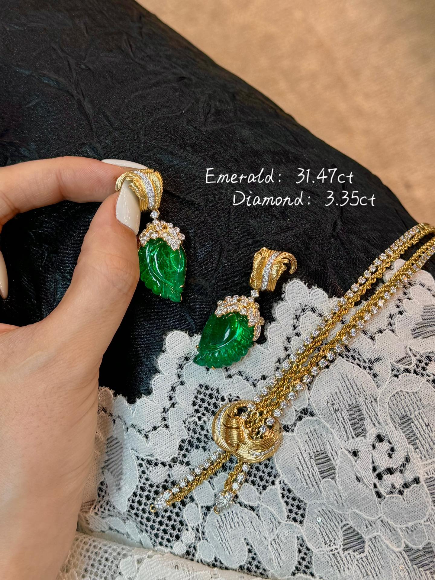 Emerald Jewelry Masterpiece: Vivid Green Engraved Pendant Set