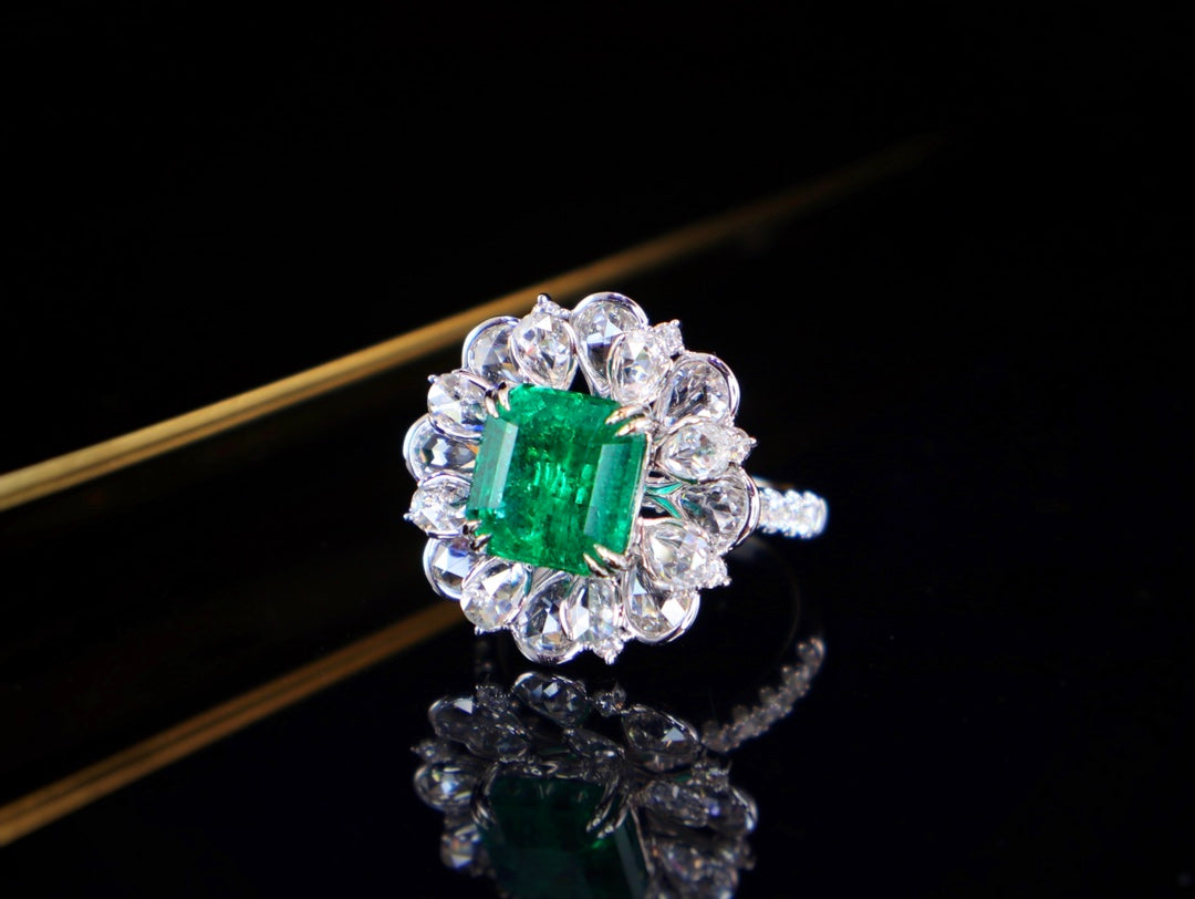 Emerald Ring - Luxurious Flower Design Jewelry