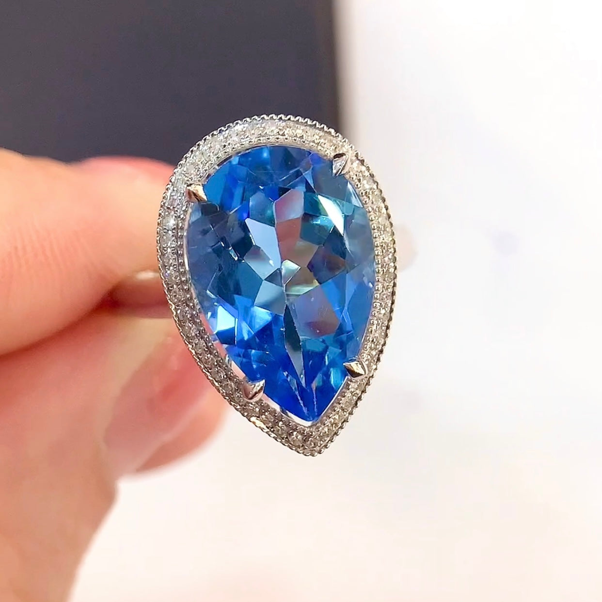 Exquisite Topaz Ring in 18K Gold with Diamond Accents - A Jewelry Delight