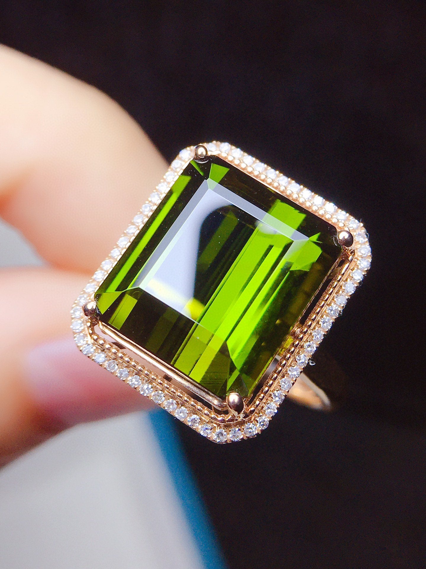 Natural Tourmaline Ring in 18K Gold with Diamond Embellishments - A Stunning Piece of Jewelry