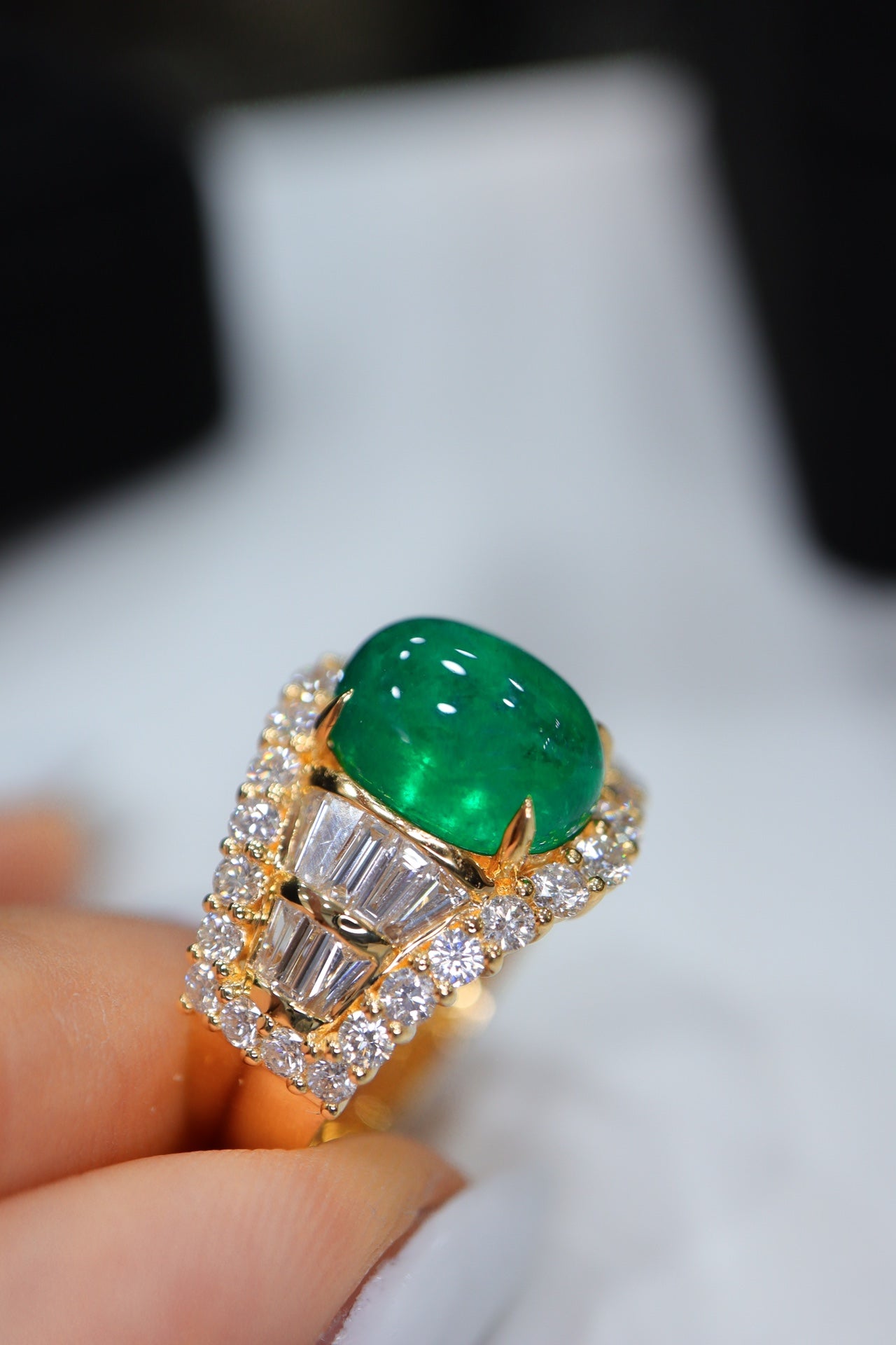 Trendy Vintage Emerald Ring - A Must-Have Jewelry Piece