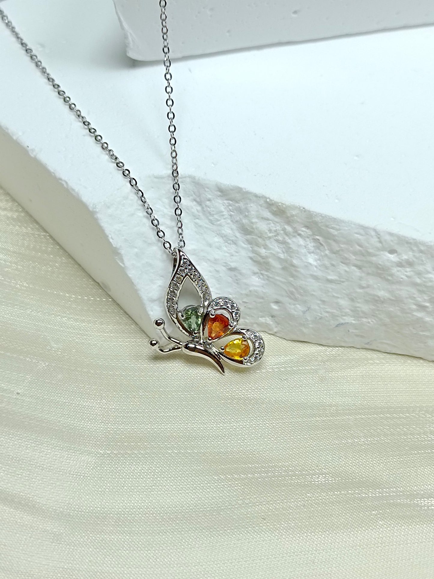 Eleganti gioielli con pendente in zaffiro realizzato in argento sterling S925 e oro 18 carati