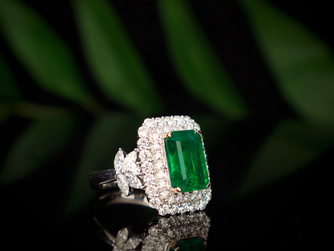 Emerald Ring Splendor - High-End Jewelry Piece