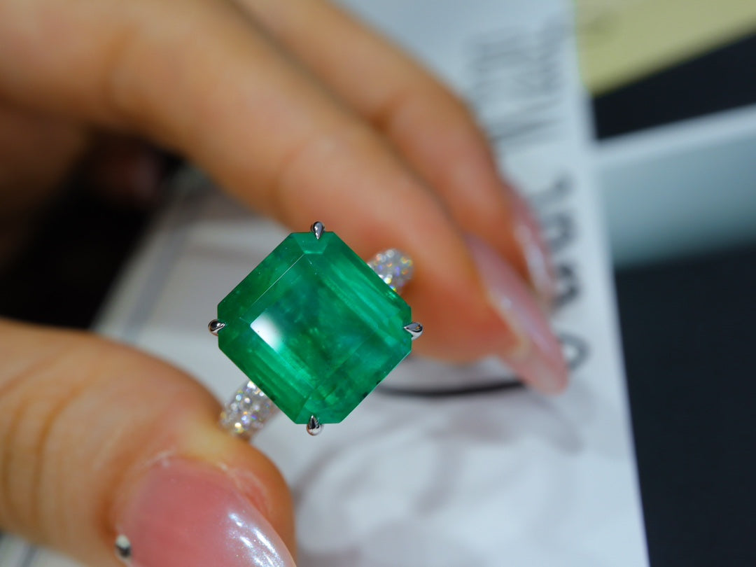 Emerald Ring Jewelry - Vivid Green Masterpiece