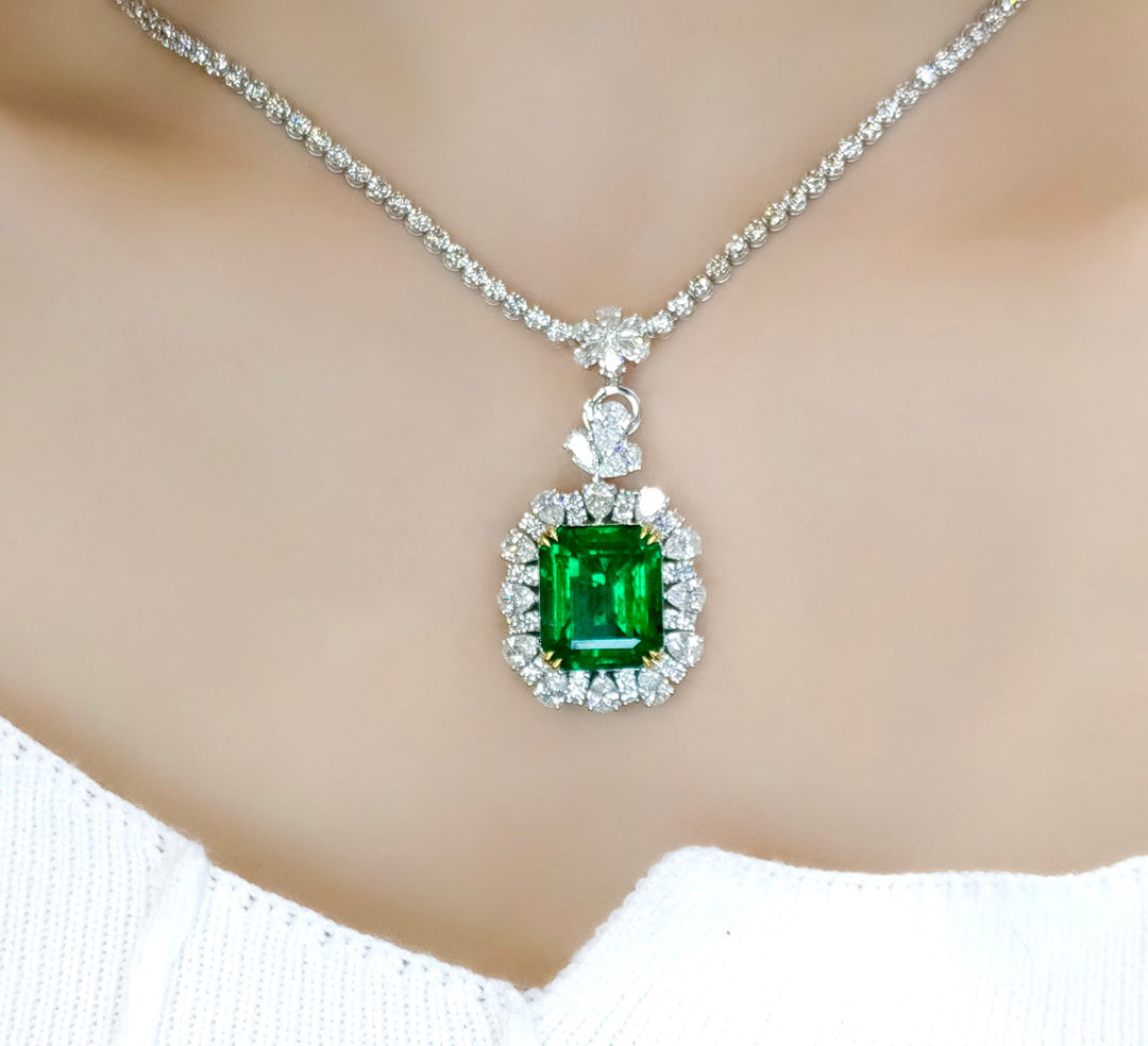 Exquisite Jewelry: 17.30 Carat Emerald and 4.89 Carat Diamond Pendant