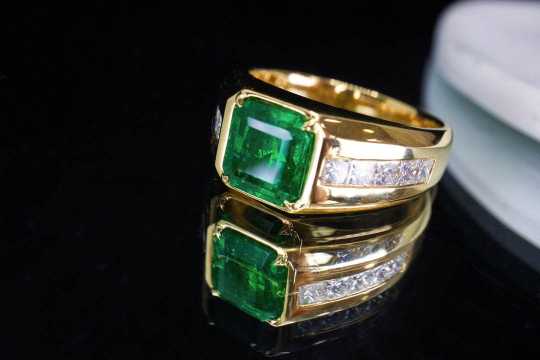 Elegant Unisex Emerald Ring - A Timeless Jewelry Piece