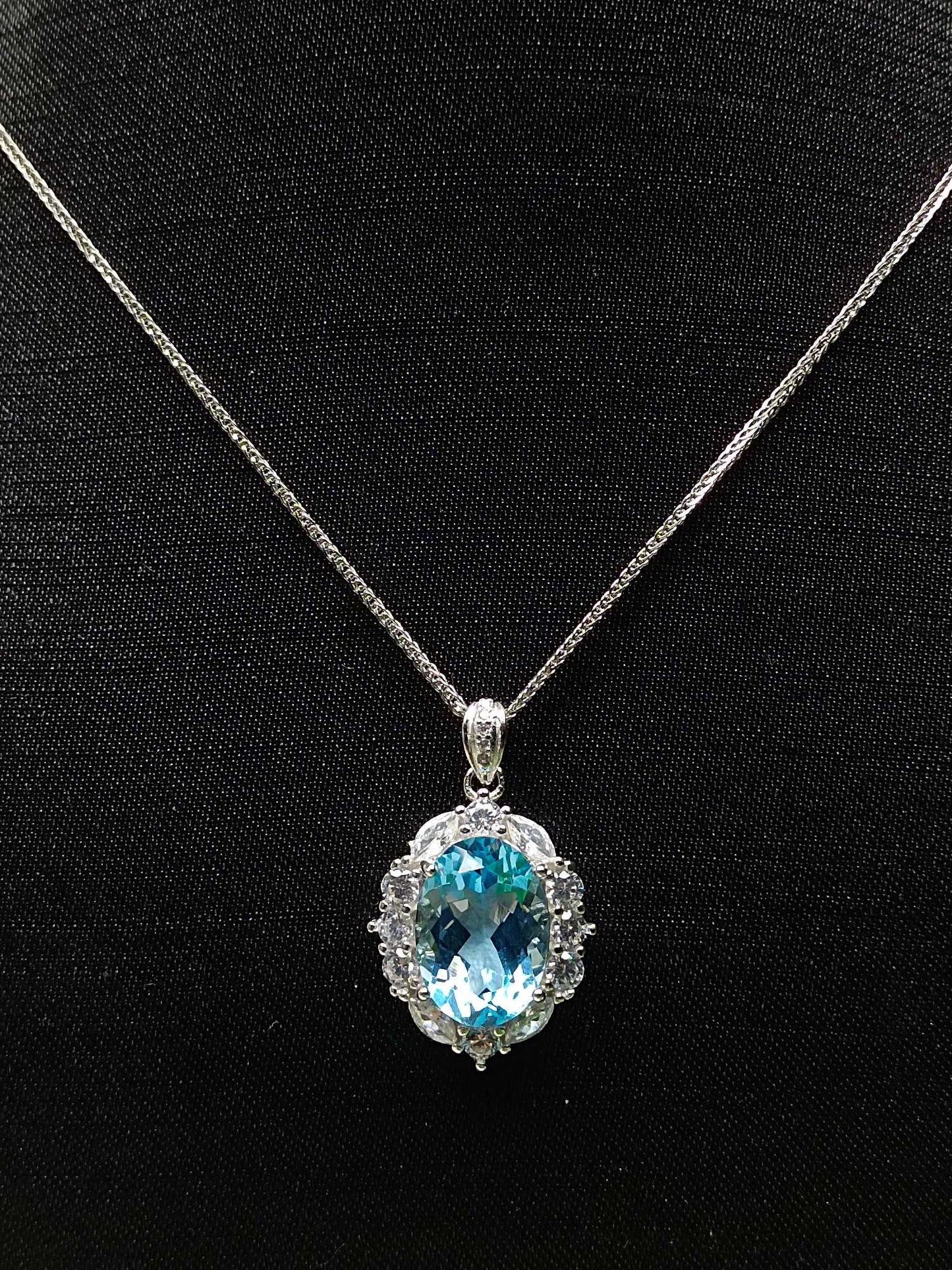 Luxurious Natural Topaz Jewelry Pendant - A Dazzling Necklace for Elegance