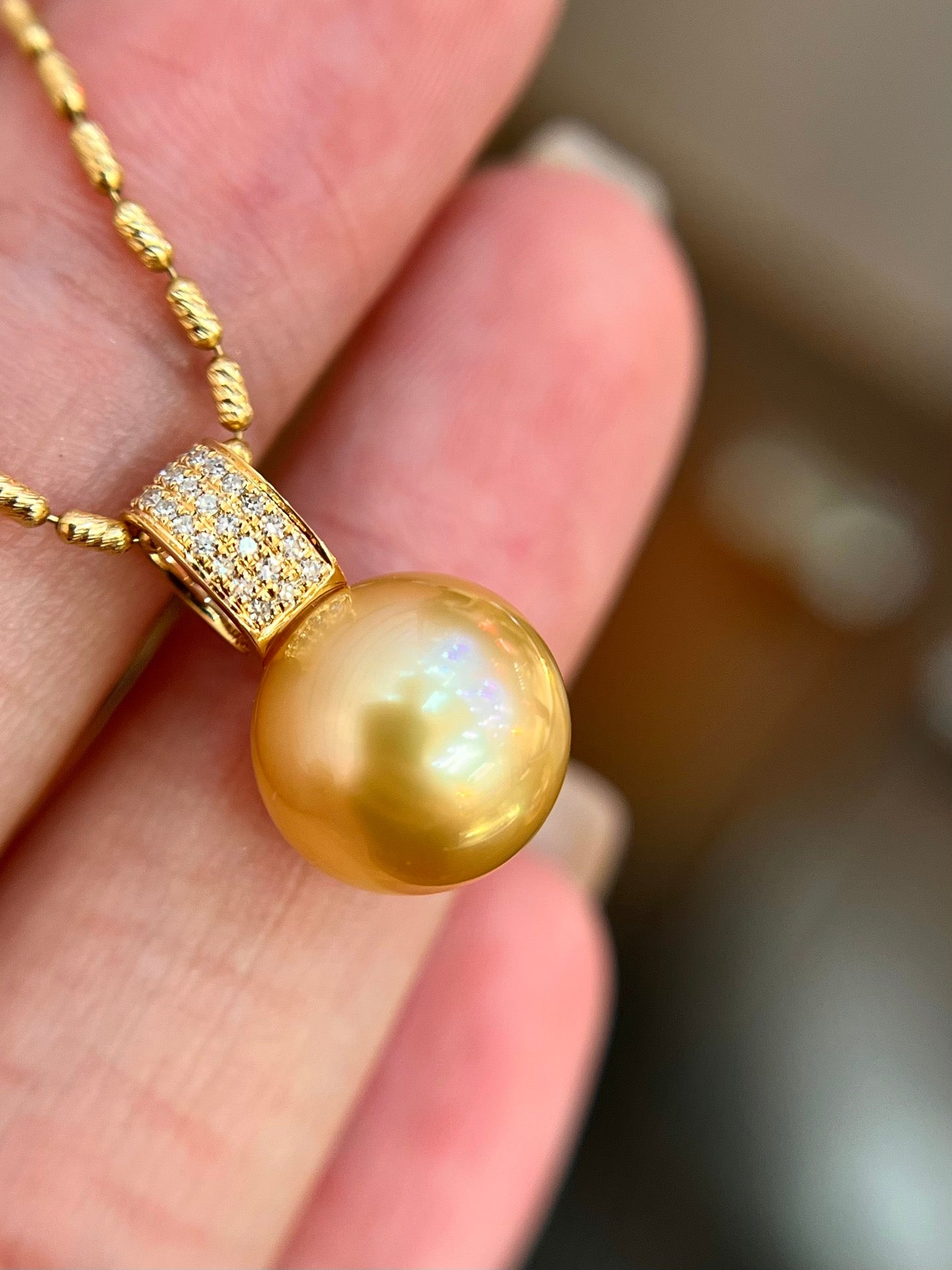 Elegant Classic Jewelry: 18K Gold Embedded Pearl Pendant