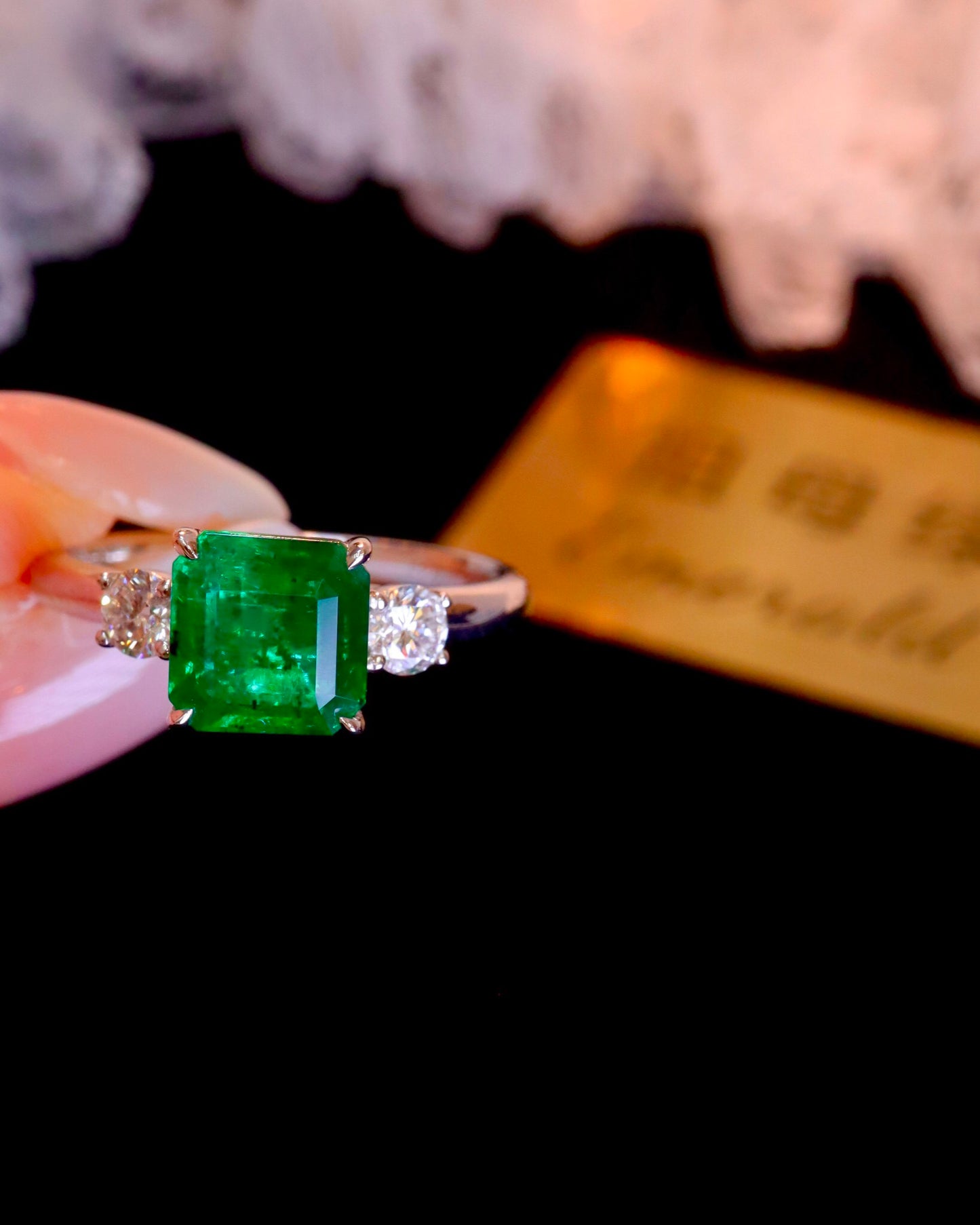 Exquisite Three-Stone Jewelry: Natural Emerald Ring