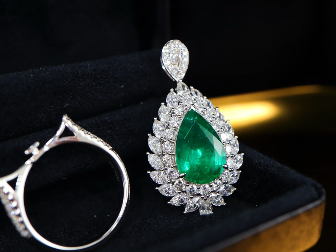 Emerald Pendant/Ring Two-in-One Jewelry: A Sparkle of New Life