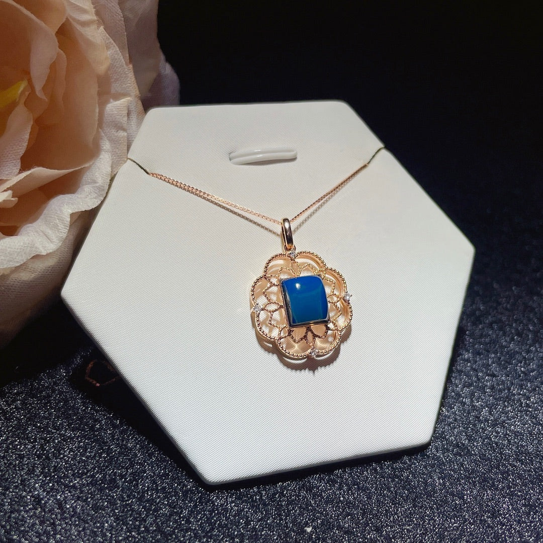 Anhänger aus 18 Karat Gold mit eingebettetem dominikanischen blauen Bernstein – exquisiter Schmuck für alltägliche Eleganz