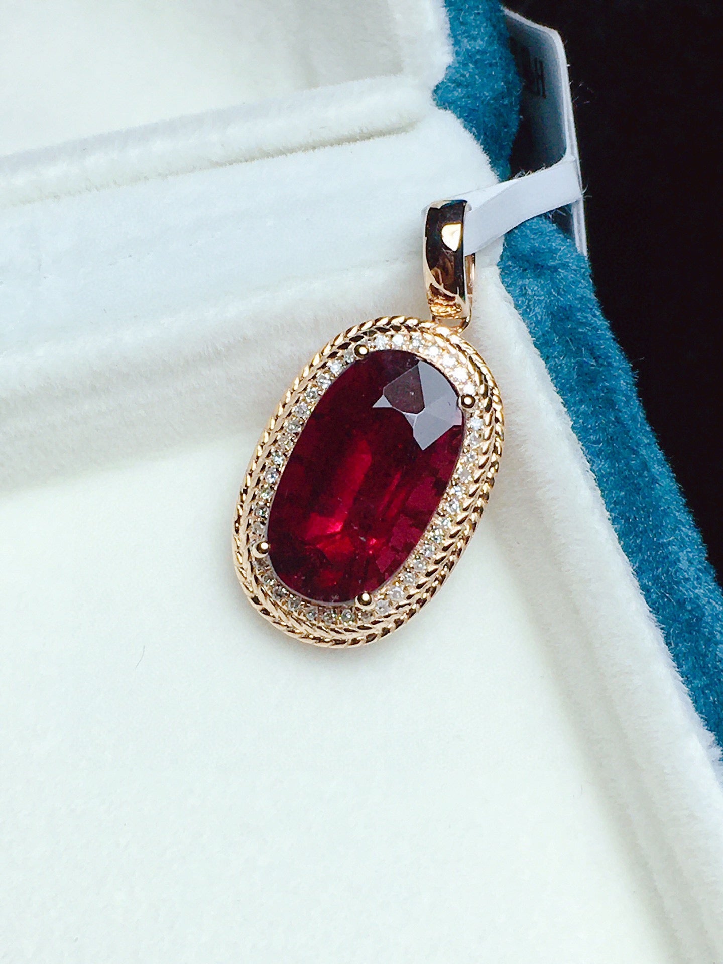 Natural Tourmaline Pendant Jewelry with 18K Gold and Diamond Embedding