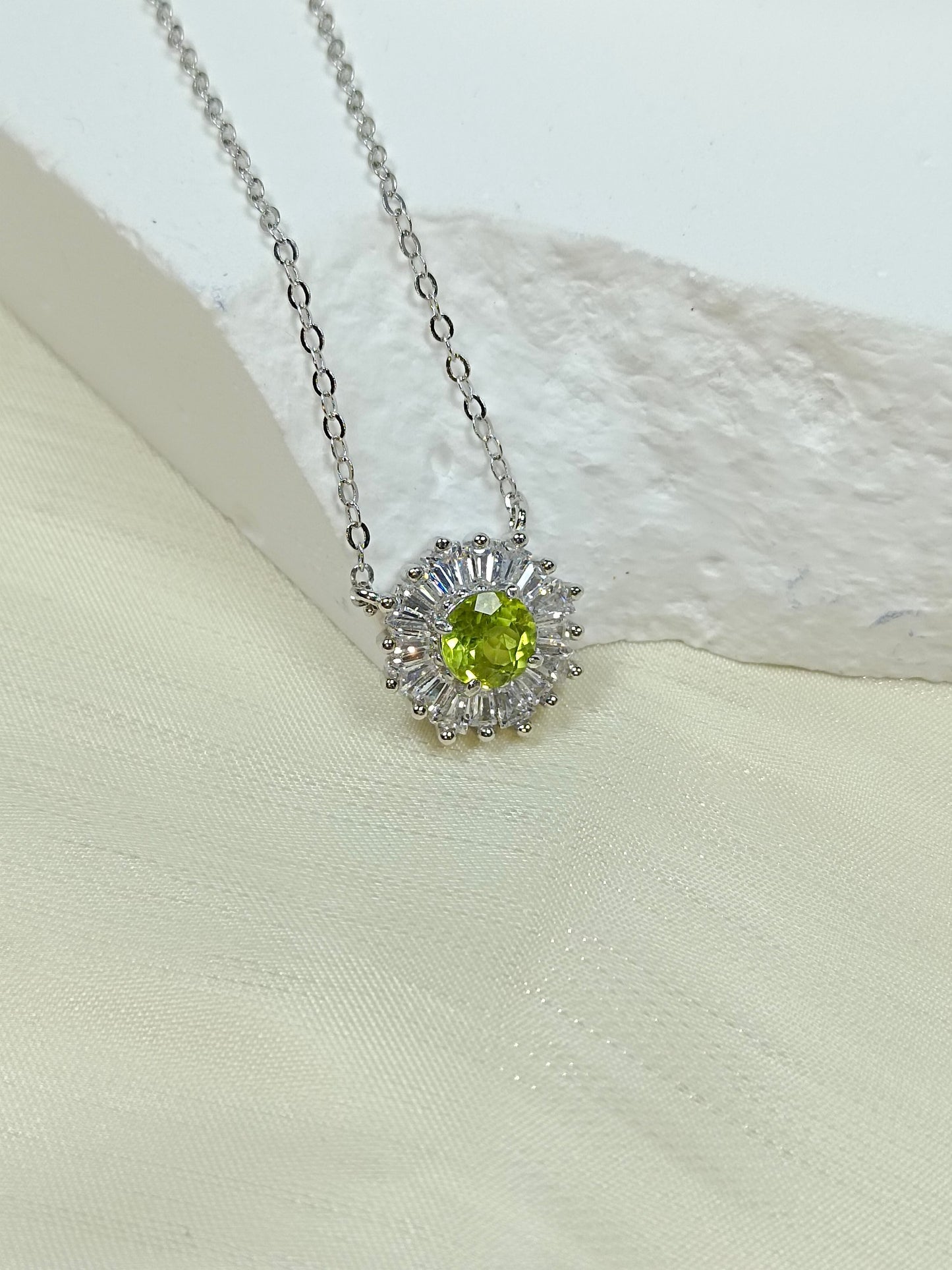 S925 Silver Embedded Peridot Pendant Necklace - Sunflower Design