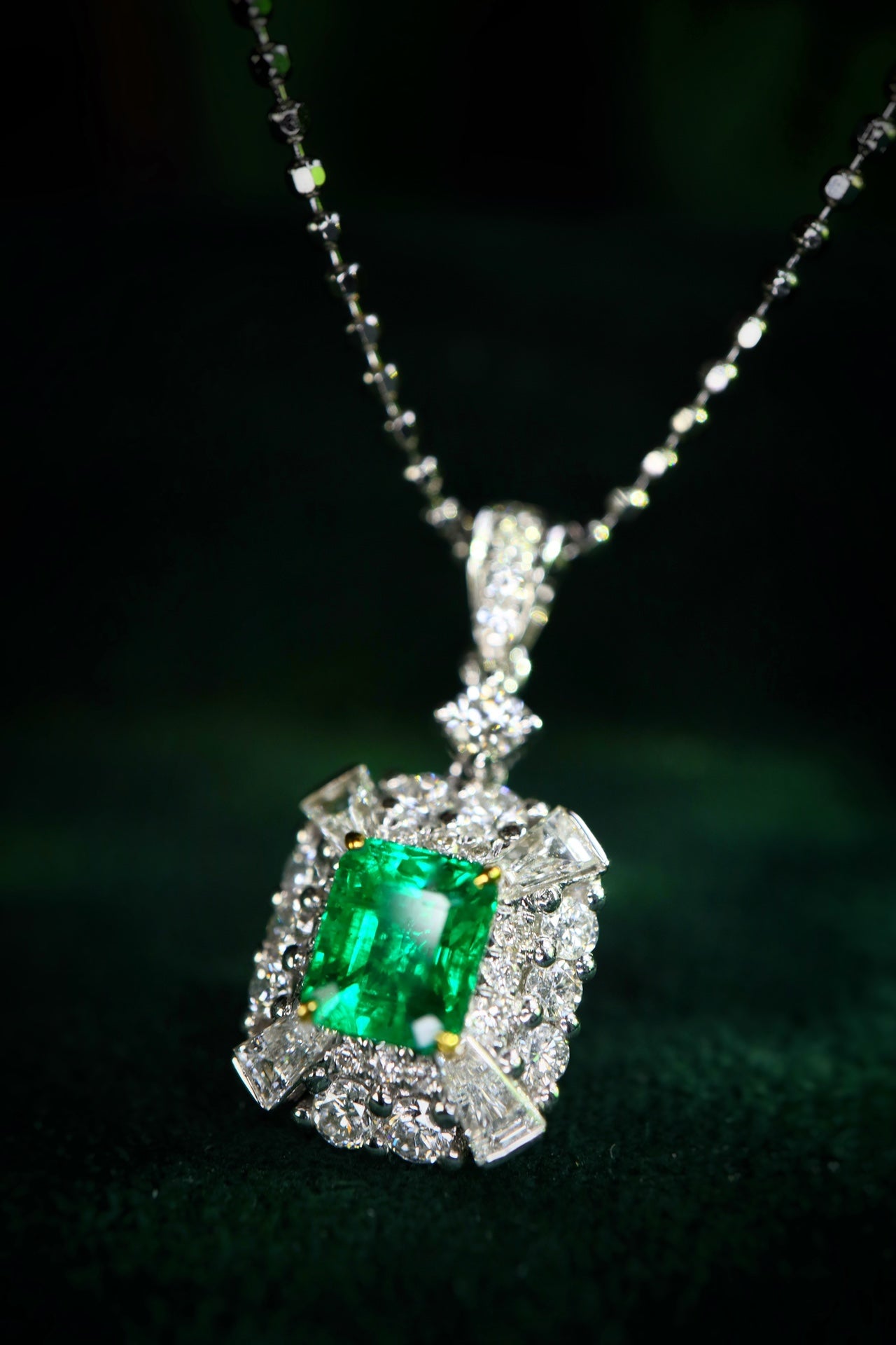 Panjshir Emerald Pendant - A Mesmerizing Jewelry Piece