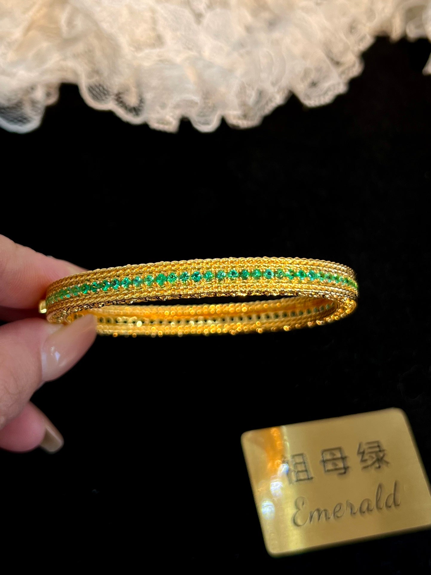 Pulsera de esmeraldas de inspiración vintage en oro de 18 quilates: una pieza de joyería atemporal