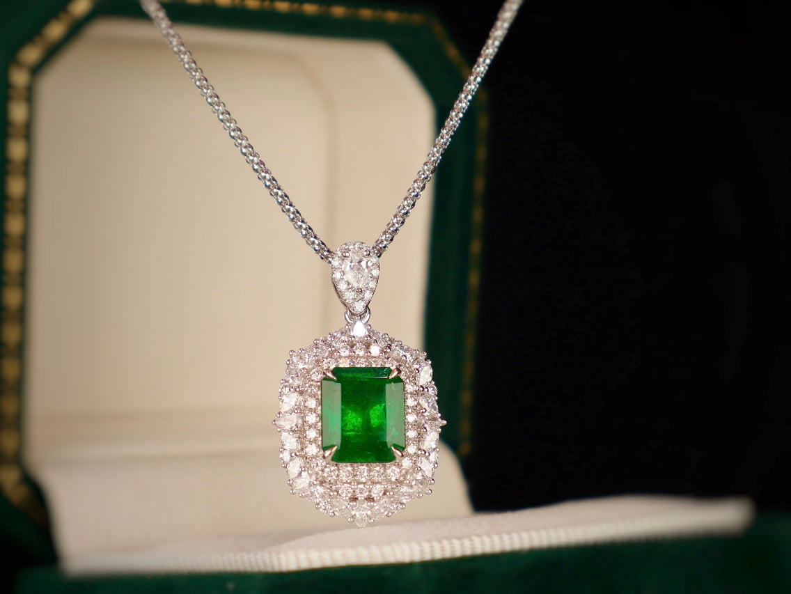 Vivid Green Emerald Pendant - A Jewelry Gem for Elegance and Sophistication