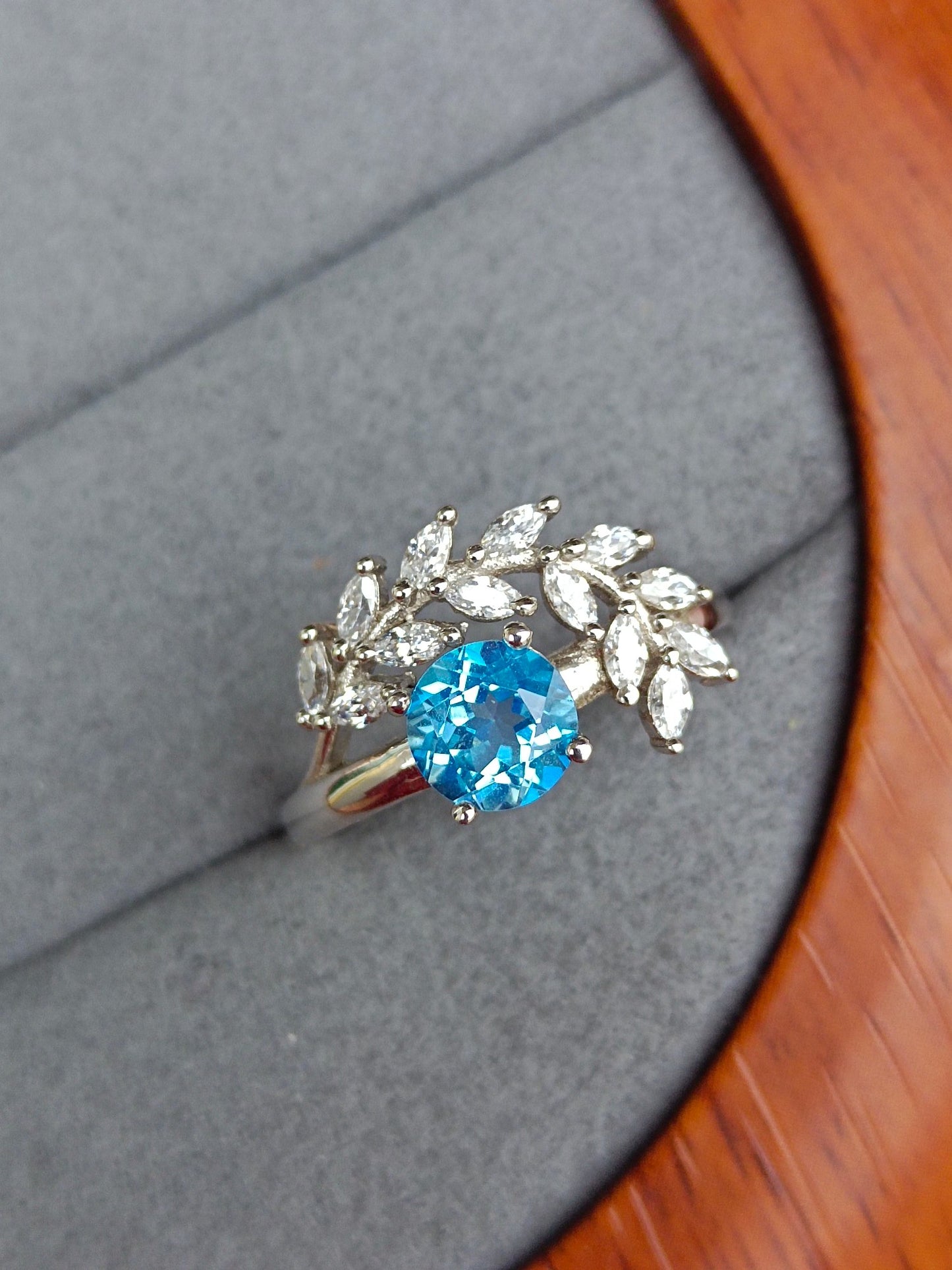 Cincin Topaz Asli dalam Biru Swiss - Ketukangan Barang Kemas Unik