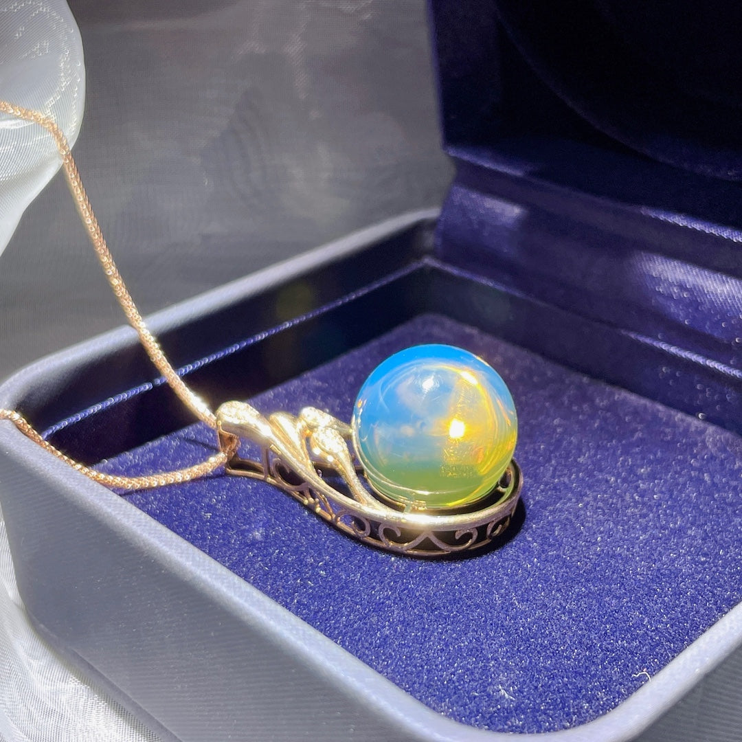 Pingente de âmbar azul dominicano embutido em ouro 18K - joias elegantes de verão e outono