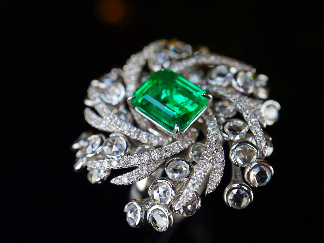 Emerald Ring - Exquisite Flower Design Jewelry Piece