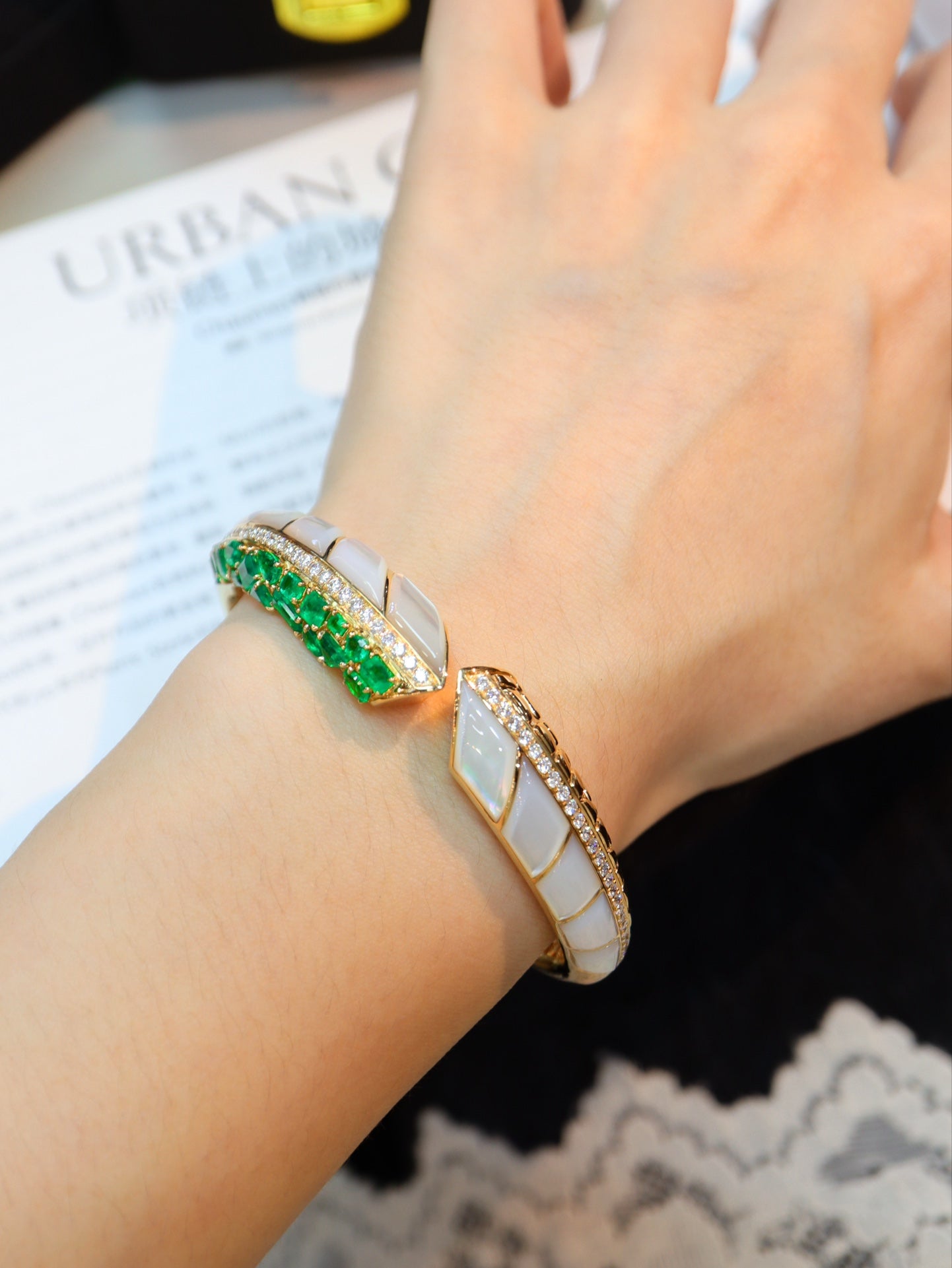 Exquisite Vintage-Inspired Emerald Bracelet - A Jewelry Marvel