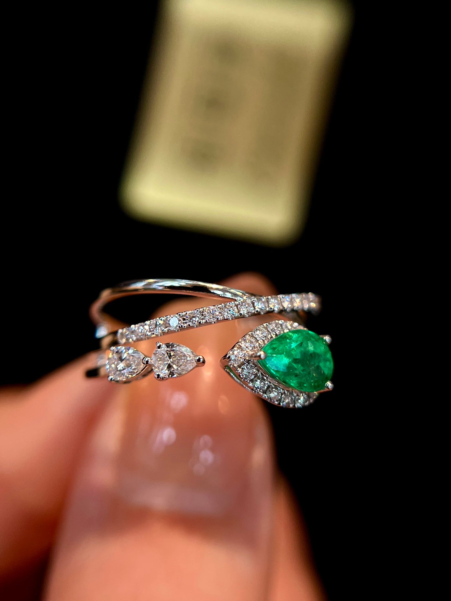 Elegant and Captivating 18K Gold Colombian Emerald Ring with Diamonds - A Must-Have Jewelry