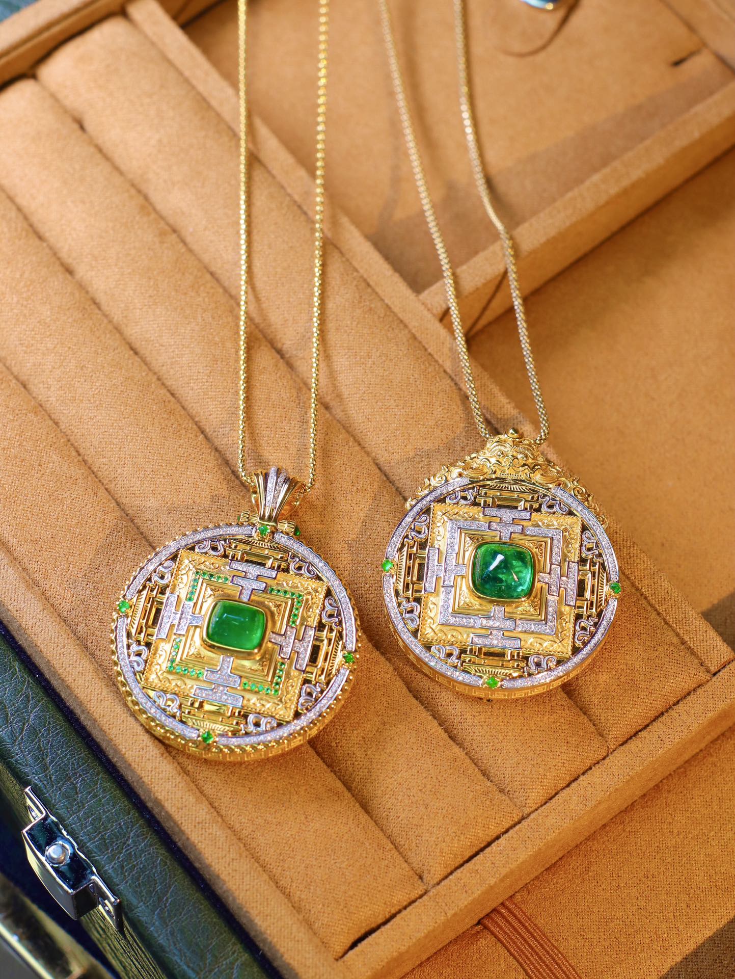 Grand Wish City • Emerald Forum City Gawu Box Pendant Jewelry