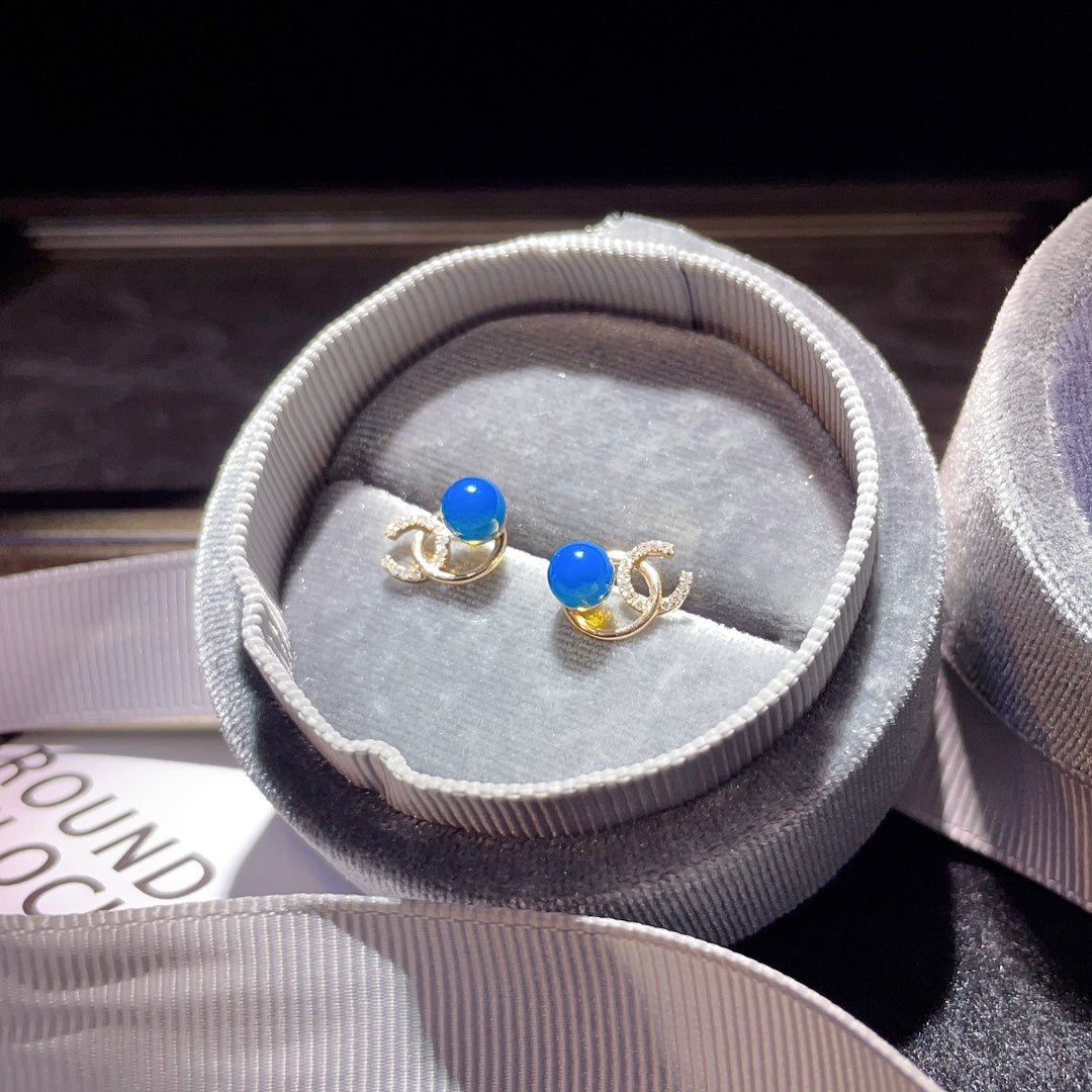 Brincos de âmbar azul dominicano embutidos em ouro 18K - um achado perfeito para joias