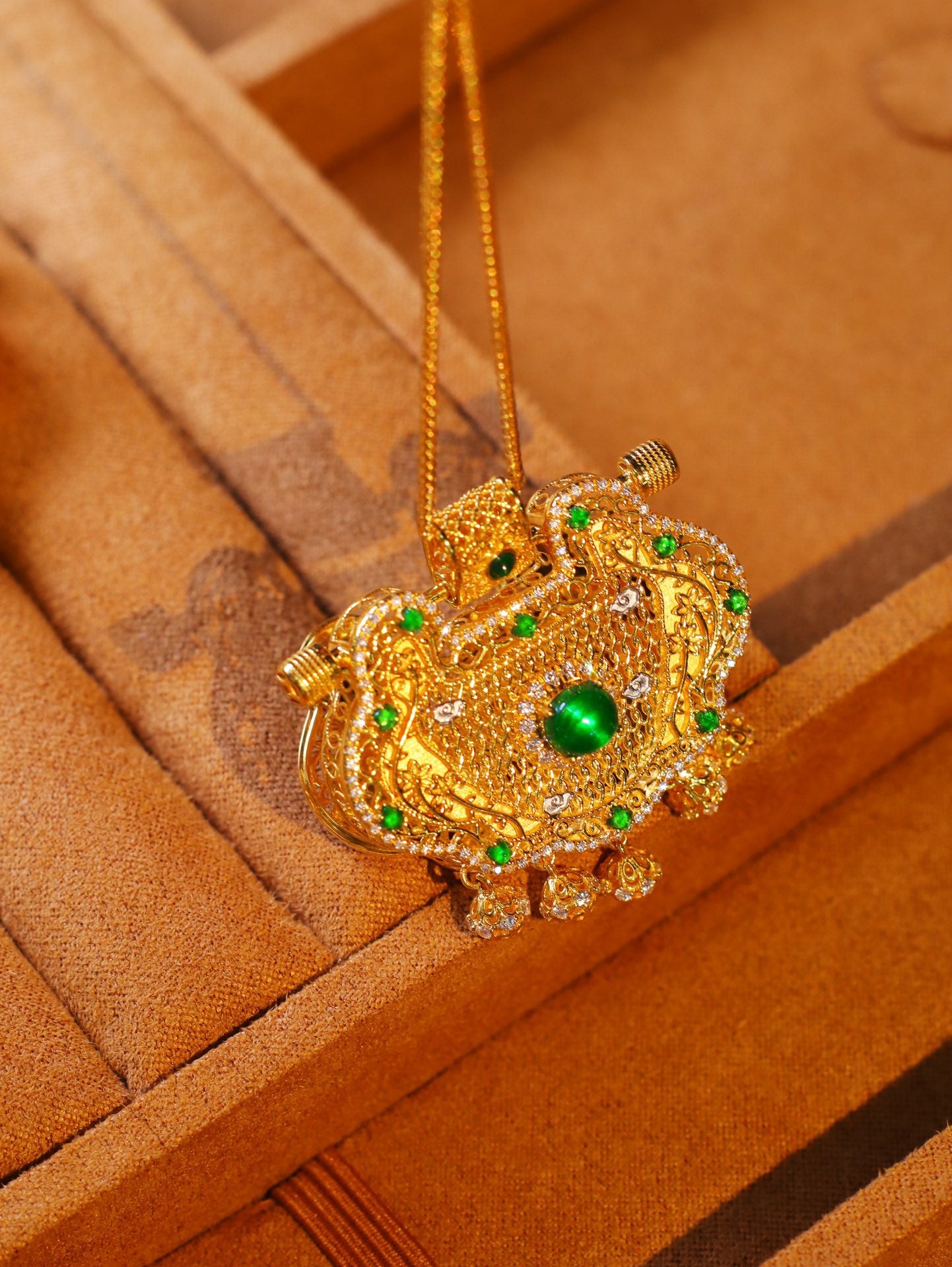 Charming Lucky Lock Pendant Jewelry - Emerald Drop with Diamond Accent