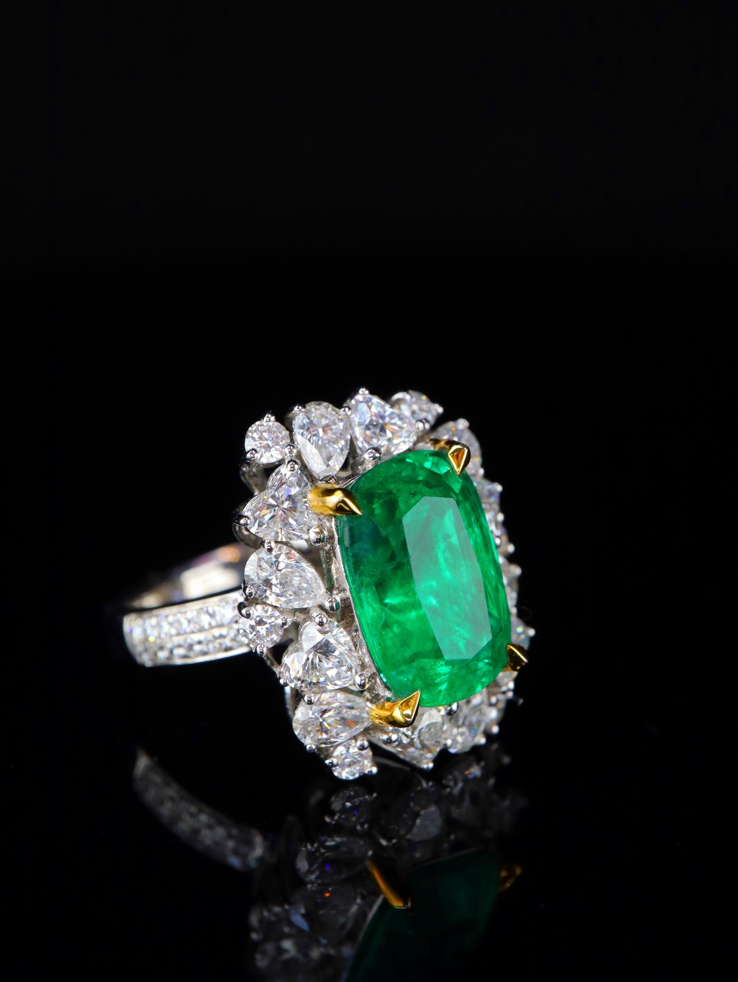 Emerald Ring - Luxurious Jewelry Piece with Intense Fire and Premium Craftsmanship