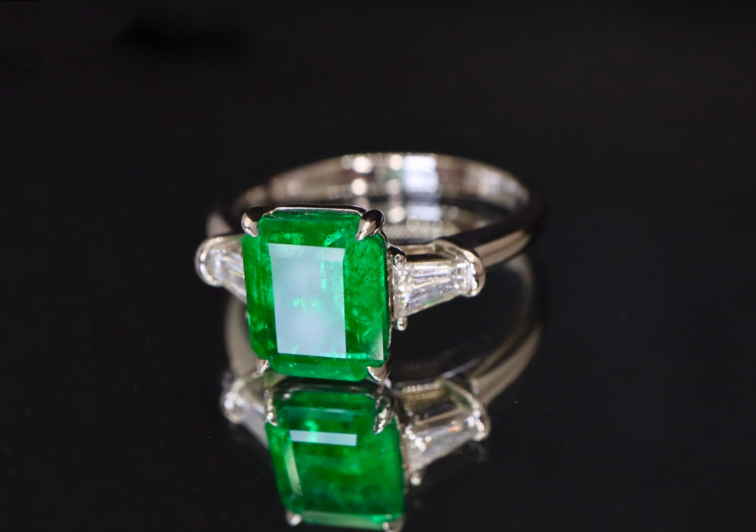 Elegant Three-Stone Design: Natural Emerald Ring in 18K Gold with Diamonds