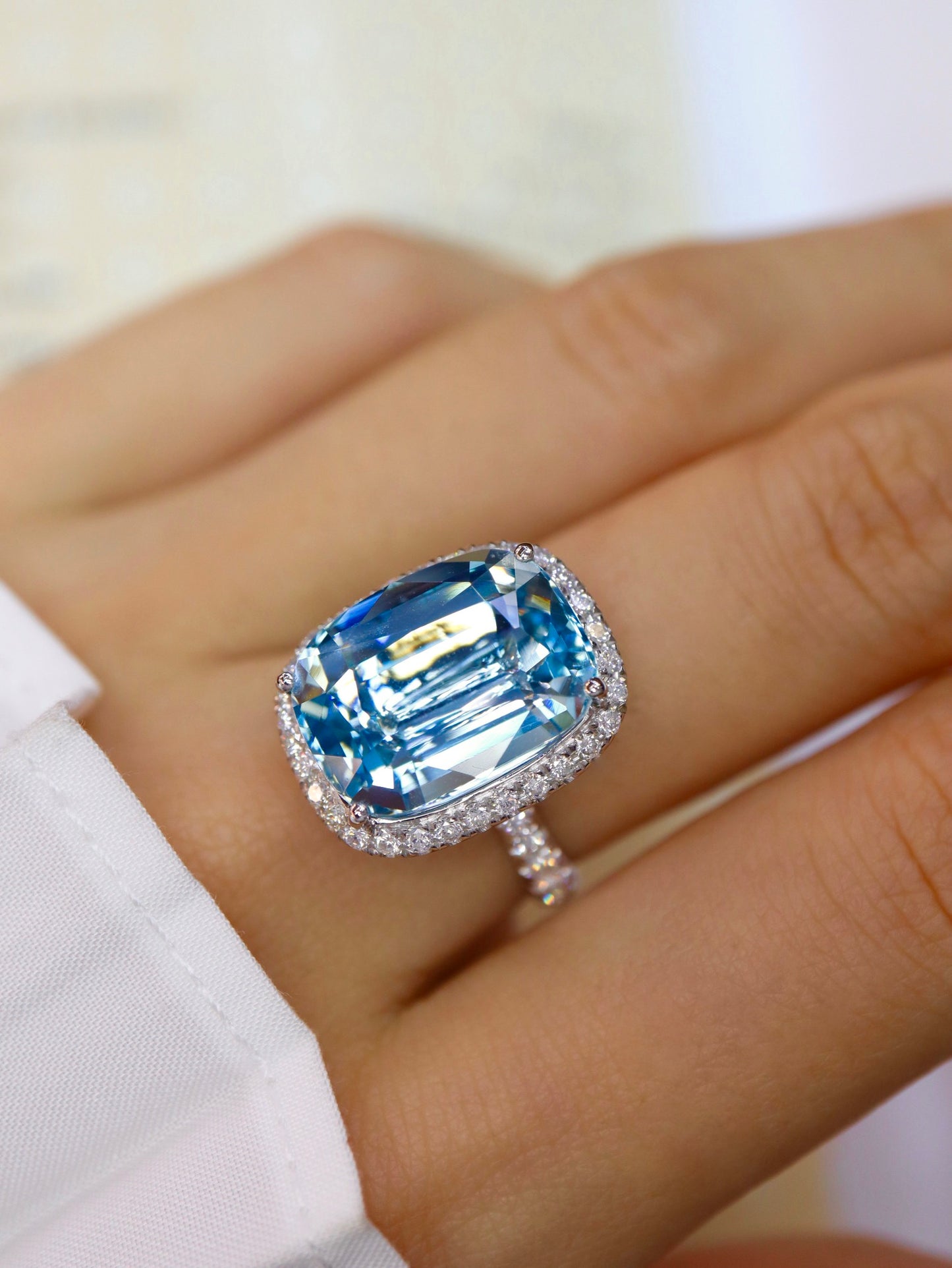 Exquisite 9.09-Carat Aquamarine Ring: A Touch of Understated Luxury Jewelry