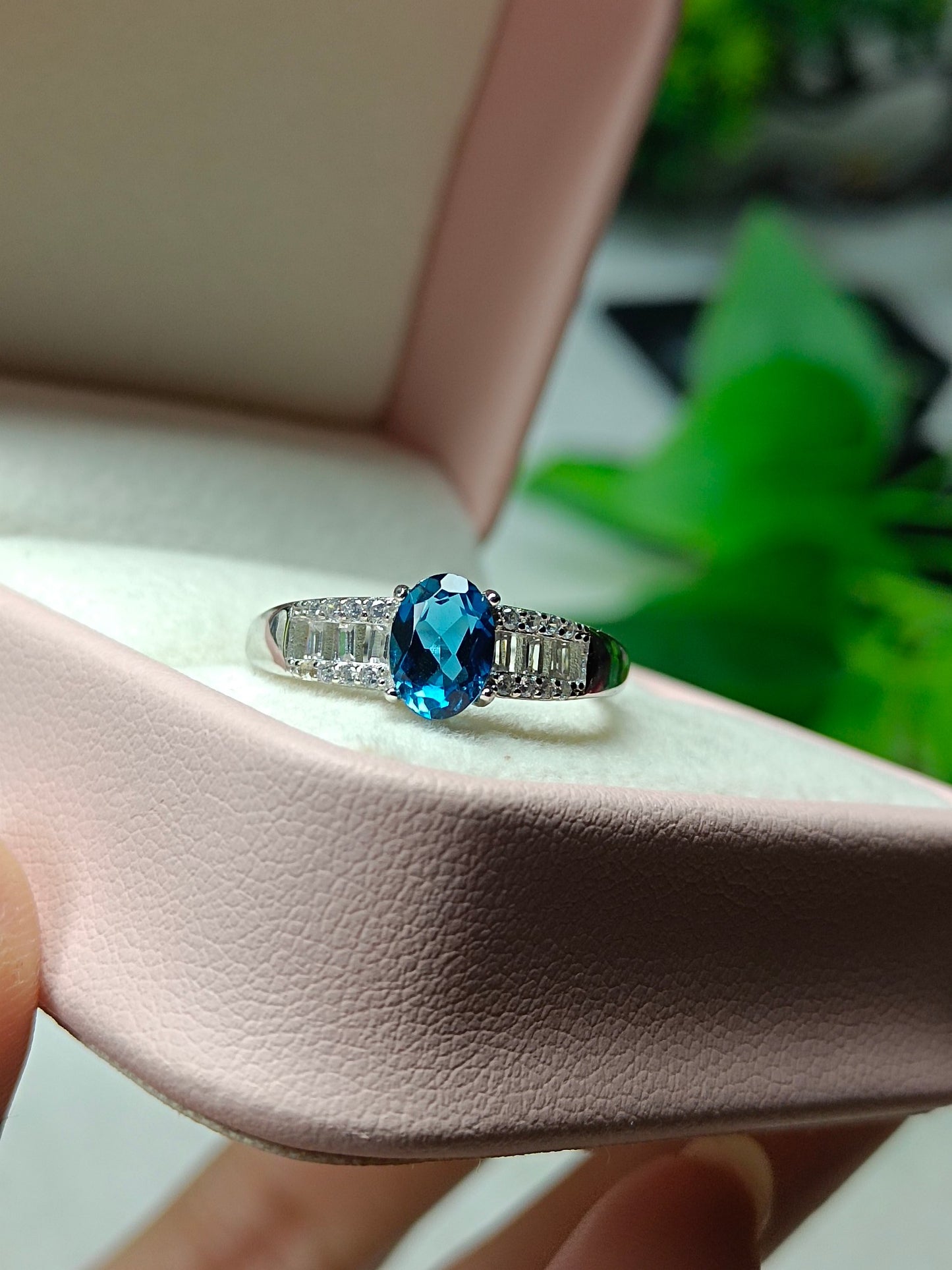 Anello Mystic London con topazio blu: gioielli squisiti per un'eleganza incantevole