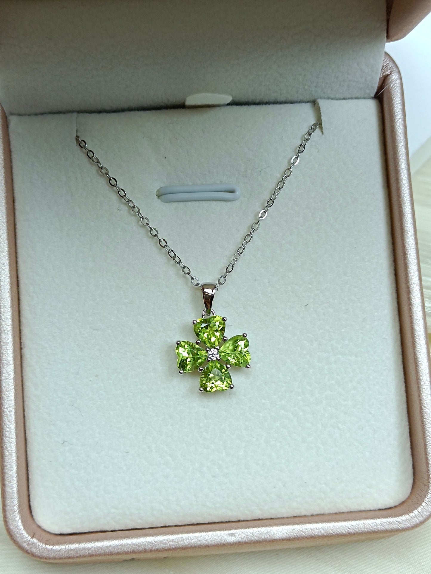 S925 Sterling Silver Peridot Heart Empat Daun Clover Loket Barang Kemas