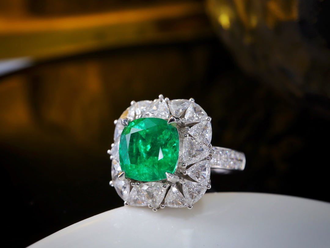 Emerald Ring - High-Quality Vivid Green Jewelry Piece