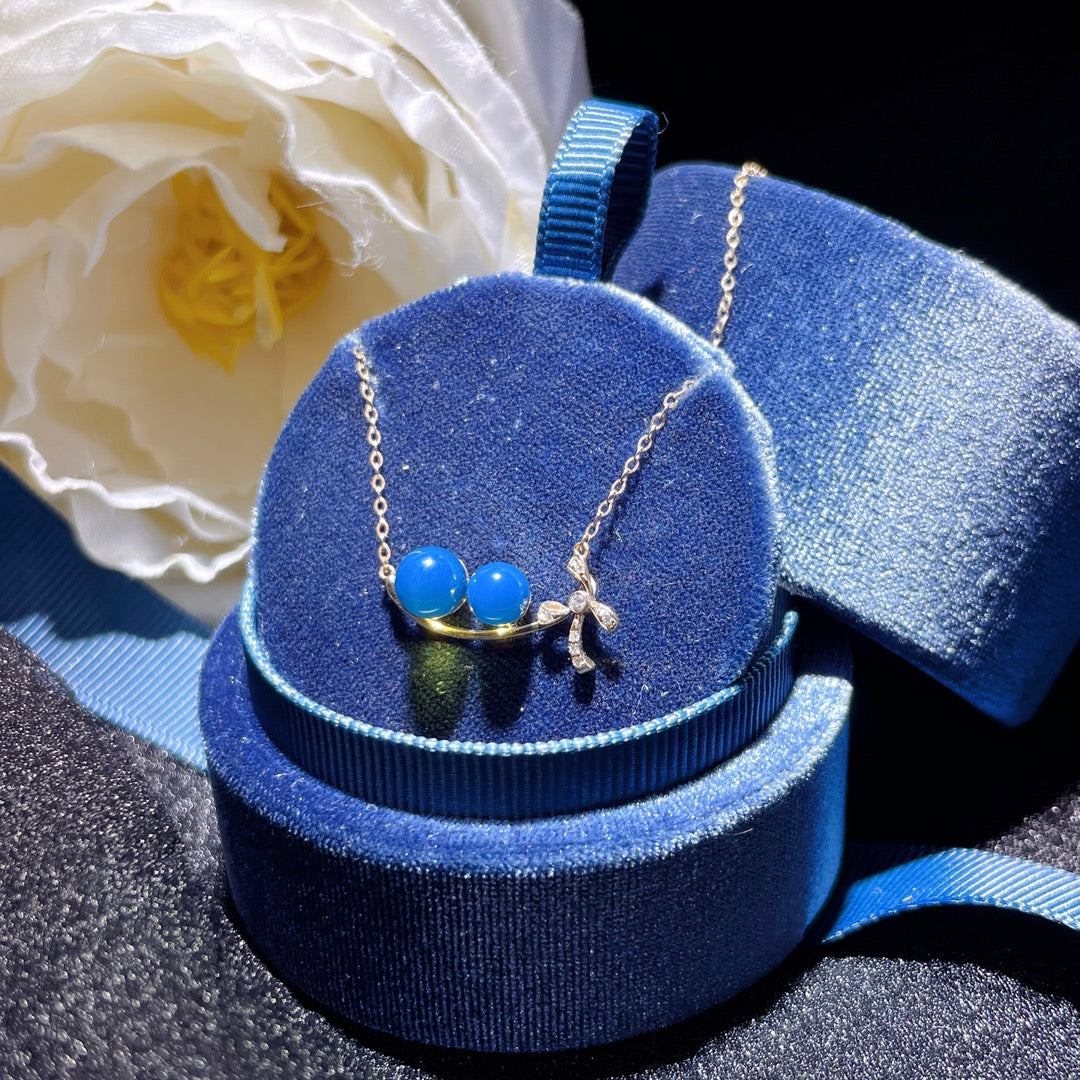 Pendentif en ambre bleu dominicain incrusté d'or 18 carats - Un bijou de passion inflexible