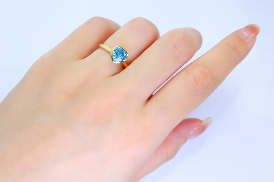 Exquisite Heart-Shaped Swiss Blue Topaz Ring in 18K Gold