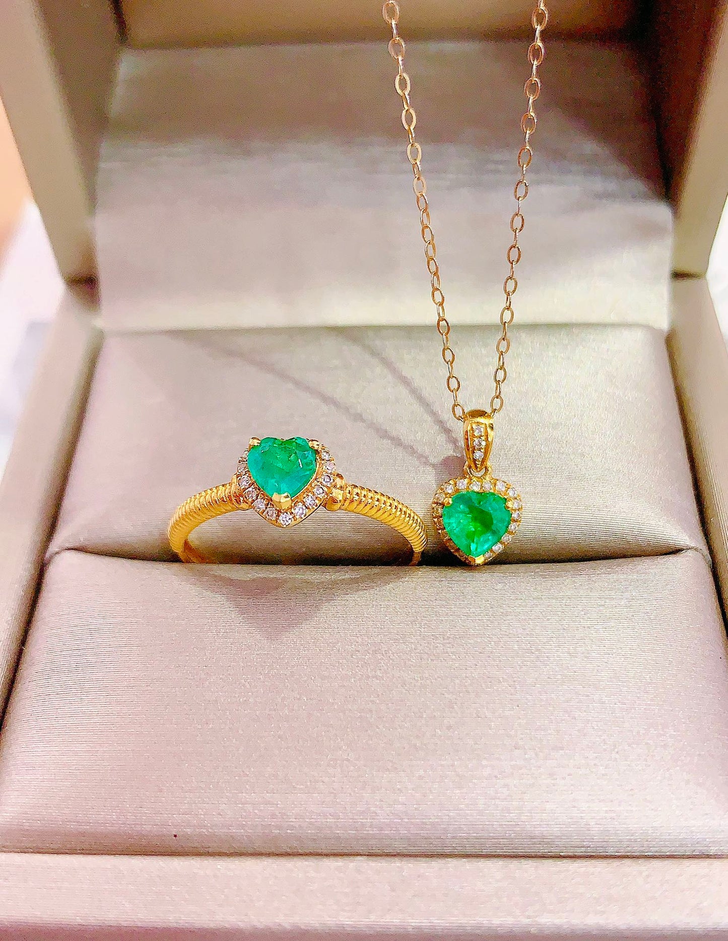 Exclusive Double 11 Jewelry Set: 18K Gold with Diamond-Embedded Emerald Ring & Pendant