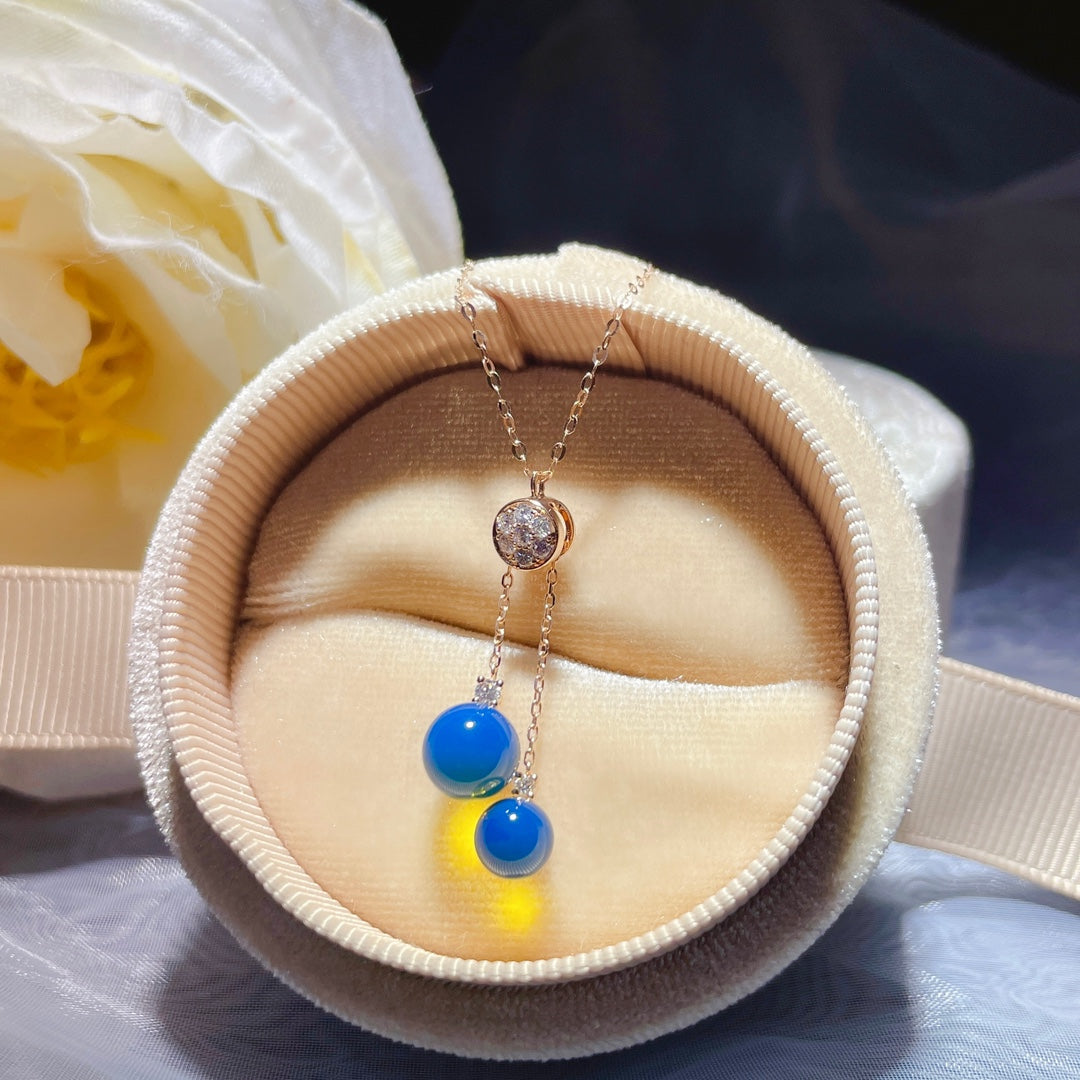 Nouveauté : Pendentif en ambre bleu dominicain incrusté d'or 18 carats - Bijoux exquis