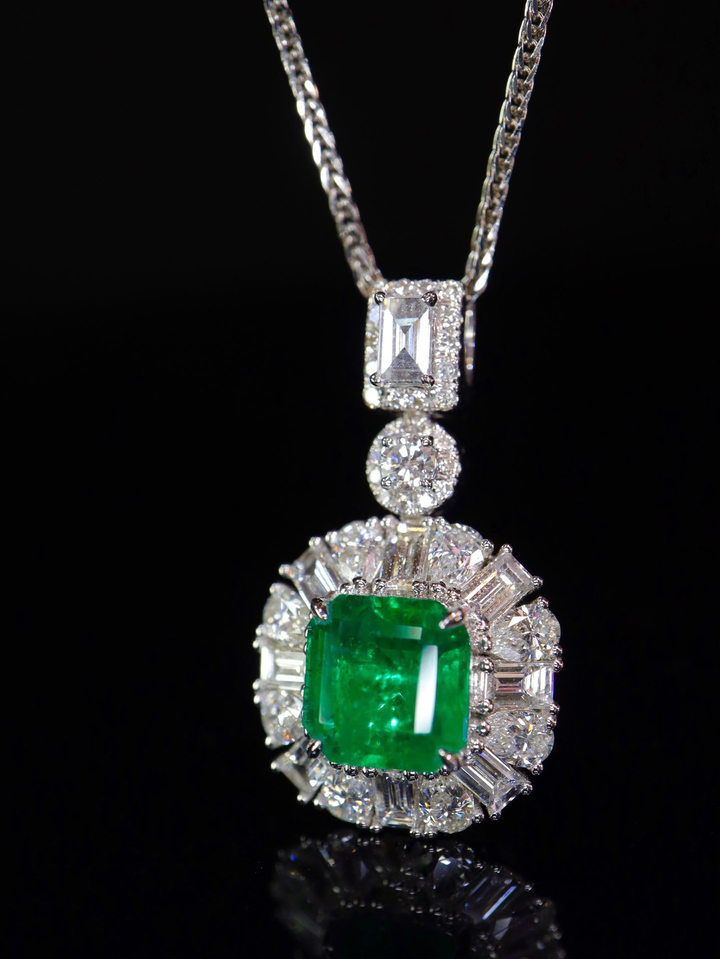 Emerald Pendant Jewelry: Vivid Green Masterpiece with Sparkling Diamonds