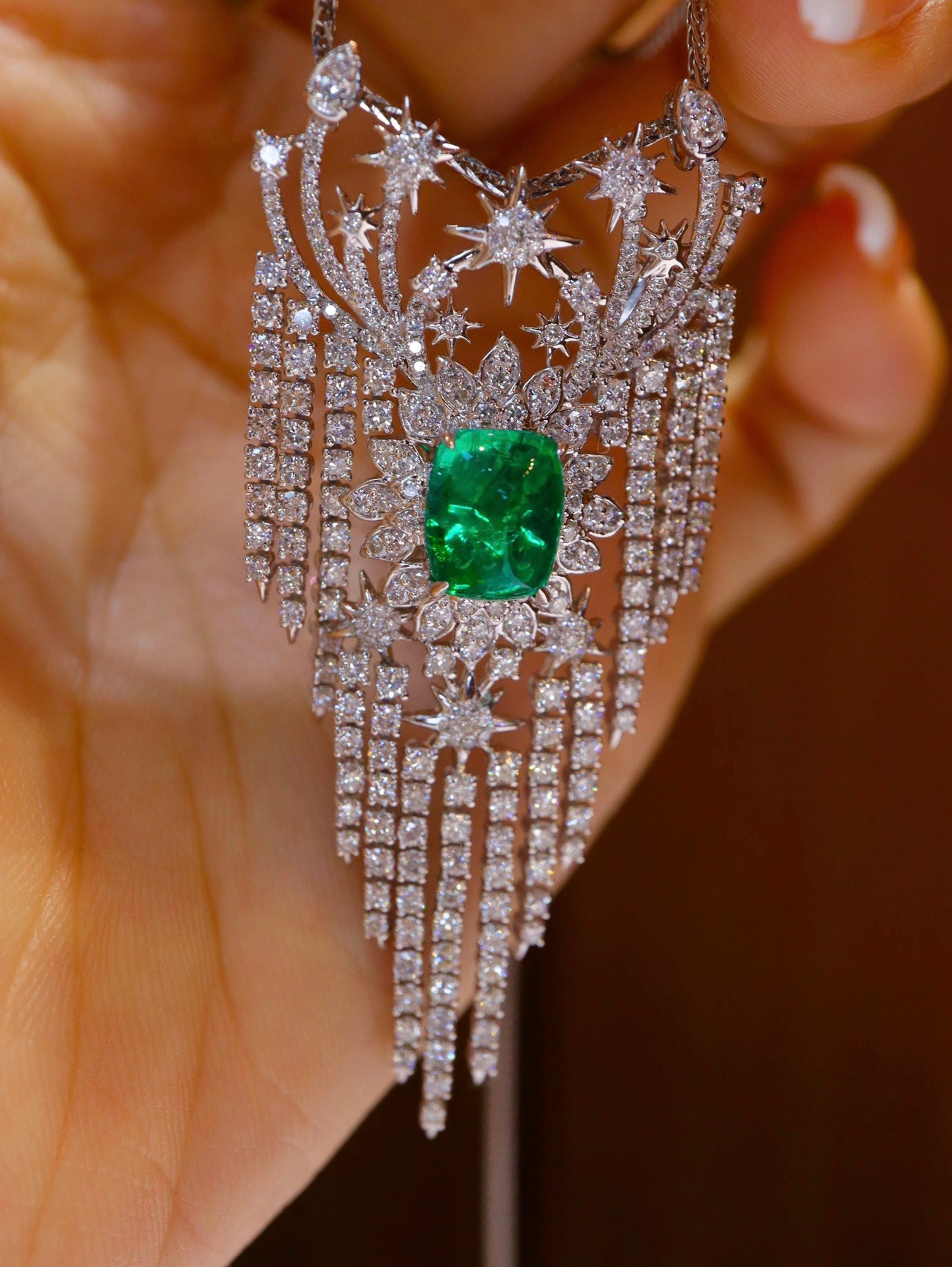 Dazzling Emerald Pendant/Brooch: A Luxurious Statement of Elegance