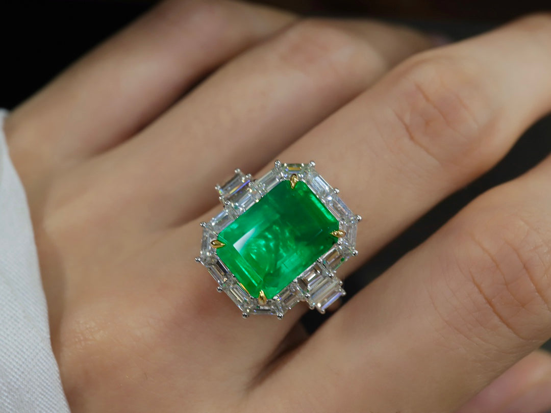 Vivid Green Emerald Ring - A Luxurious Jewelry Piece