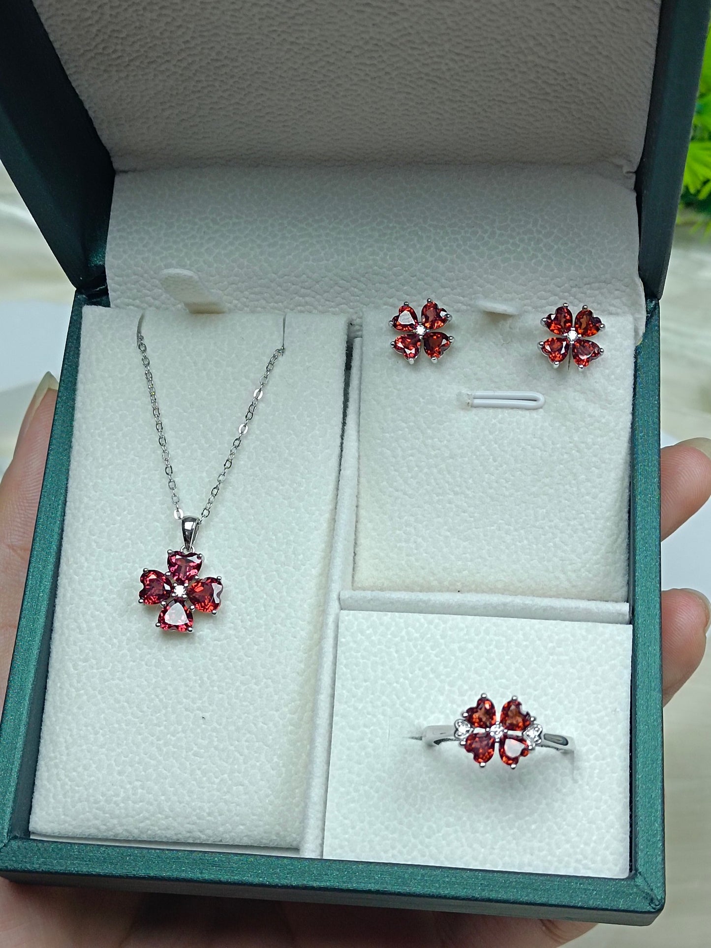 S925 Silver Fine Craftsmanship Garnet Four-Leaf Clover Jewelry Set