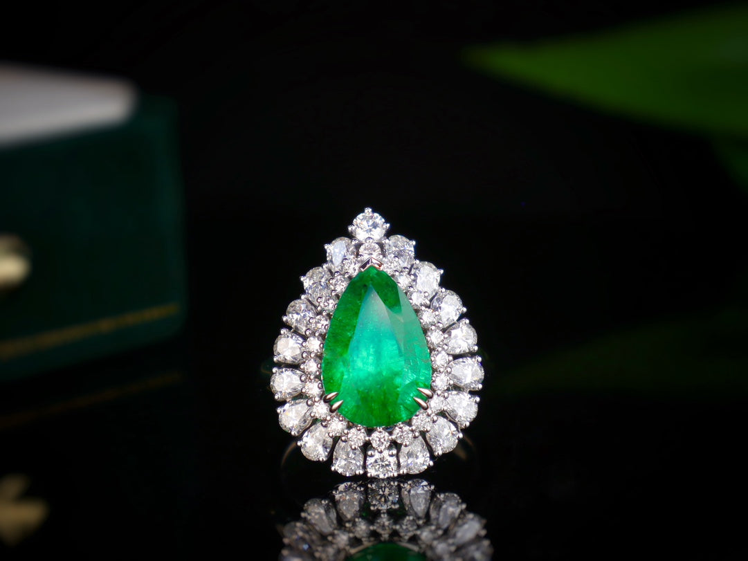 Emerald Ring - Vivid Green Glassy Gemstone Jewelry