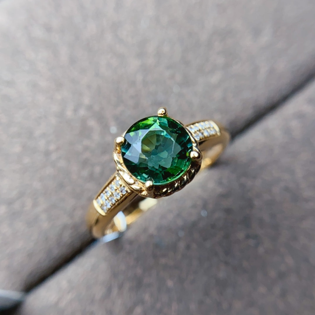 Natuurlijke groene Peridootring in 18K goud met diamantaccenten - prachtige sieraden