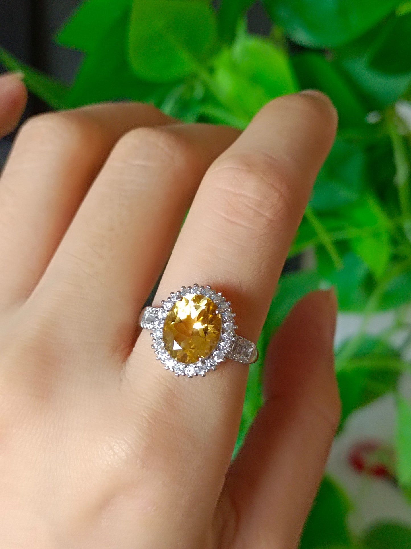 Anello con citrino giallo naturale: gioielli eleganti per ogni occasione