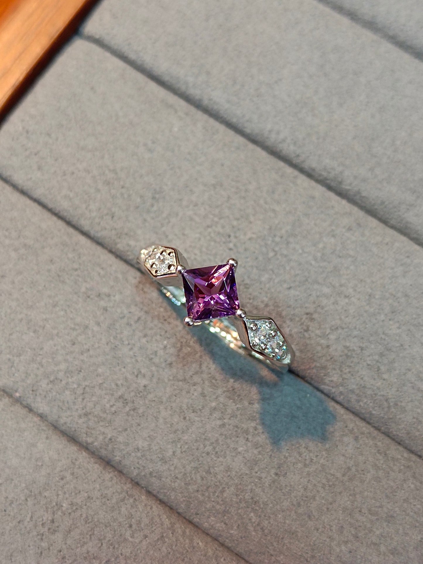 Elegante anello quadrato in argento sterling S925 con ametista viola con lavorazione artigianale in oro 18 carati