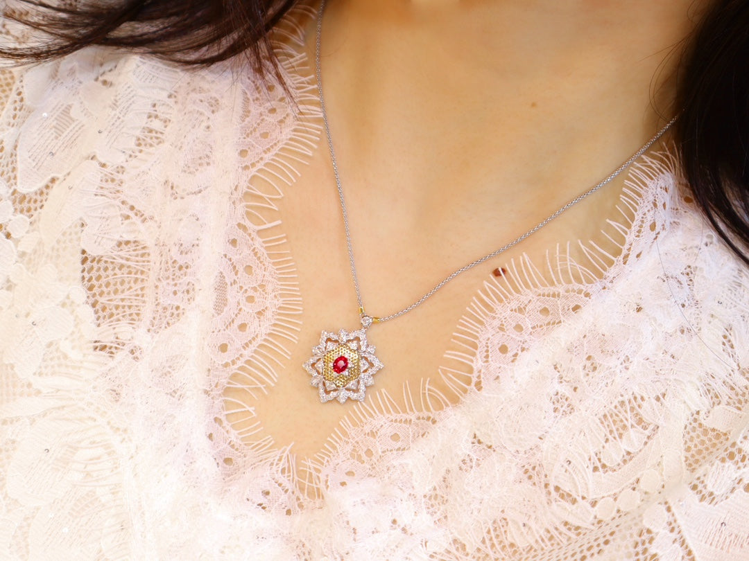 Italian Elegance Jewelry: Buccellati-Style Carved Gold Necklace with Pigeon's Blood Ruby