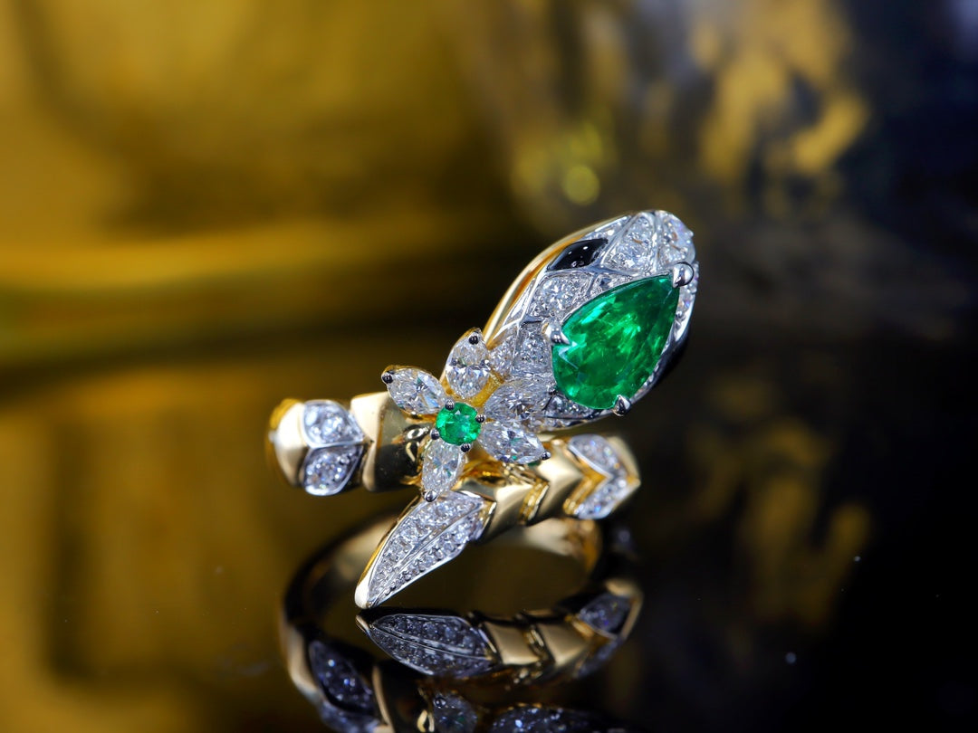 Serpentine Design Emerald Ring - A Mystical and Luxurious Jewelry Piece